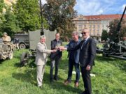 Zleva: plk. Michal Burian, ředitel Odboru muzeí VHÚ Praha, kurátor výstavy Jan Blažek, místostarosta Městské části Praha 6 Jan Lacina a velvyslanec Finské republiky, J. E. Pasi Tuominen při zahájení výstavy Nezapomeňme 80, Praha, Vítězné náměstí 6. 5. 2025. Vpravo vzadu je protiletadlový kanon Bofors L/60. Vlevo sovětský 37mm protiletadlový kanon vz.39. FOTO Praha 6